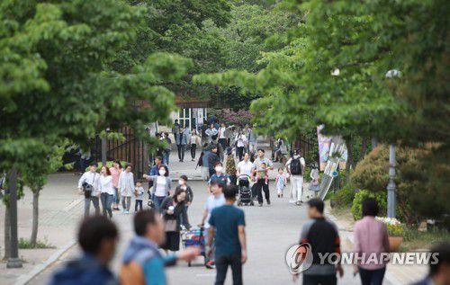 오늘은 임시 공휴일…투표 마치고 공원으로 (서울=연합뉴스) 임헌정 기자 = 제19대 대통령선거일인 9일 오후 서울 광진구 어린이대공원을 찾은 시민들이 즐거운 한때를 보내고 있다. 2017.5.9 kane@yna.co.kr