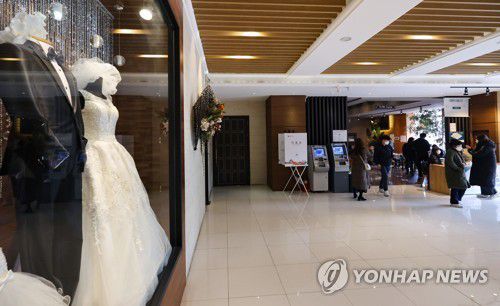 예식장 투표소 (서울=연합뉴스) 홍해인 기자 = 제20대 대통령 선거 본 투표일인 9일 오후 서울 동대문구의 한 웨딩홀 카페에 마련된 휘경1동 제3투표소에서 유권자들이 투표를 하고 있다. 2022.3.9 hihong@yna.co.kr