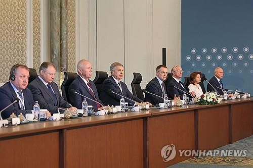 2차 협상장의 러시아 대표단(이스탄불 AFP=연합뉴스) 2일(현지시간) 튀르키예 이스탄불에서 러시아와 우크라이나의 2차 고위급 회담이 열렸다. 2025.06.02.