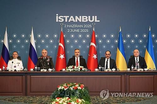 협상 중재 나선 튀르키예(이스탄불 AFP=연합뉴스) 2일(현지시간) 튀르키예 이스탄불에서 튀르키예 중재로 러시아와 우크라이나의 2차 고위급 회담이 열렸다. 2025.06.02.