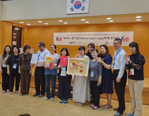 한일 종이접기 작품대회 수상자와 재능기부봉사사절단동경한국학교에서 열린 '한일 국제교류 종이접기 작품대회'에서 수상자들과 기념 촬영을 하는 종이접기 재능기부봉사사절단. [종이문화재단 제공. 재판매 및 DB 금지]