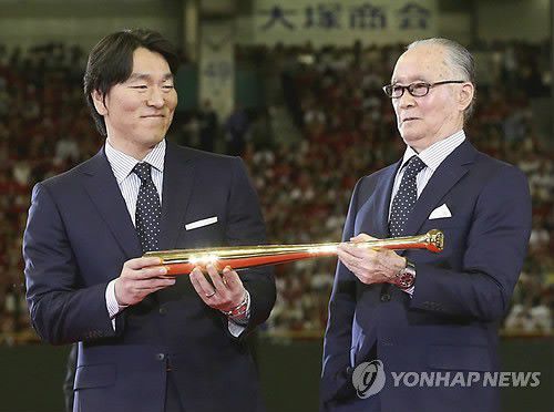 2013년 국민영예상을 받은 나가시마 시게오(오른쪽) 감독과 마쓰이 히데키[EPA=연합뉴스]