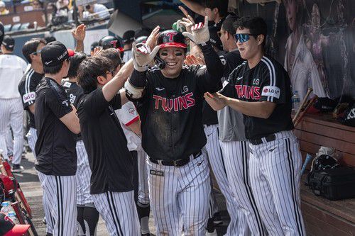 홈런을 치고 동료 축하를 받는 LG 김현수[LG 트윈스 제공. 재판매 및 DB 금지]