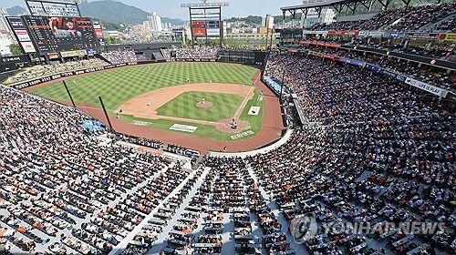 프로야구 500만 관중 돌파(대전=연합뉴스) 김준범 기자 = 3일 대전 한화생명 볼파크에서 열린 2025 신한 SOL 뱅크 KBO리그 한화 이글스와 kt 위즈의 경기를 보기 위해 관중들이 가득 차 있다. 흥행몰이를 이어가고 있는 프로야구는 이날 역대 최소경기로 500만 관중을 돌파했다. 2025.6.3 psykims@yna.co.kr