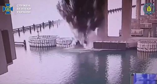 우크라이나 보안국(SBU)이 공개한 크림대교 수중 폭파 장면 [SBU 엑스(X·옛 트위터) 캡처. 재판매 및 DB 금지]