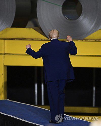 도널드 트럼프 대통령의 뒷모습[AP=연합뉴스 자료사진. 재판매 및 DB 금지]