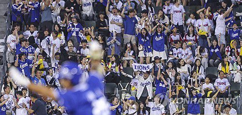 삼성 김태훈 역전 2점 홈런, 희비 교차(서울=연합뉴스) 황광모 기자 = 1일 서울 송파구 잠실야구장에서 열린 프로야구 2025 신한 SOL 뱅크 KBO리그 삼성라이온즈와 LG 트윈스의 경기.     삼성의 8회초 2사 주자 1루에서 대타로 출전한 김태훈이 역전 2점 홈런을 치자 외야에서 이를 지켜보면 야구팬들이 희비가 교차하고 있다. 2025.6.1 hkmpooh@yna.co.kr