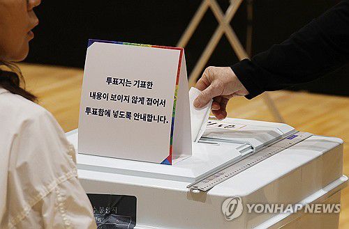 제주에서도 소중한 한 표(제주=연합뉴스) 변지철 기자 = 제21대 대통령 선거일인 3일 오전 제주시 삼도1동 중앙초등학교 체육관에 마련된 투표소에서 유권자들이 투표하고 있다. 2025.6.3 bjc@yna.co.kr