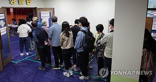 투표 기다리는 유권자들(울산=연합뉴스) 김용태 기자 = 제21대 대통령 선거일인 3일 울산시 남구 신정중학교 체육관에 마련된 옥동 제3투표소에서 유권자들이 투표하기 위해 줄을 서서 기다리고 있다. 2025.6.3 yongtae@yna.co.kr