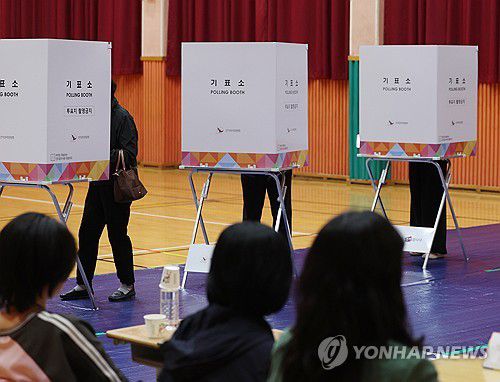 '투표 중'(울산=연합뉴스) 김용태 기자 = 제21대 대통령 선거일인 3일 울산시 남구 신정중학교 체육관에 마련된 옥동 제3투표소에서 유권자들이 투표하고 있다. 2025.6.3 yongtae@yna.co.kr