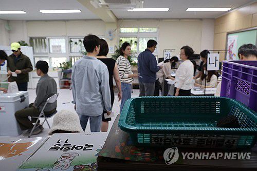 초등학교 교실에 마련된 투표소(서울=연합뉴스) 임화영 기자 = 제21대 대통령선거 투표일인 3일 서울 서초구 서래초등학교에 마련된 방배본동제2투표소에서 유권자들이 투표에 나서고 있다. 2025.6.3 hwayoung7@yna.co.kr