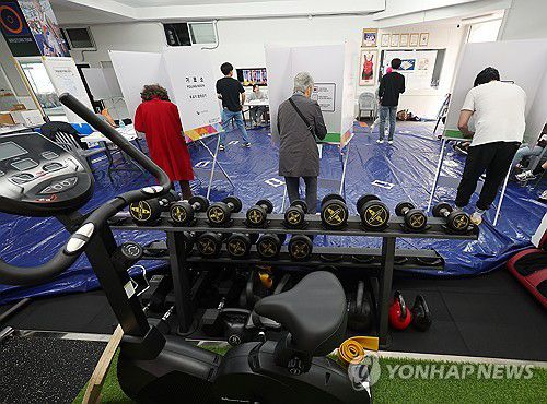 레슬링장에 마련된 투표소(부산=연합뉴스) 손형주 기자 = 21대 대통령 선거일인 3일 부산 수영구 남천동 레슬링 넘버원 멀티짐에 마련된 남천 제2동 제3투표소에 유권자들이 투표를 하고 있다. 이곳은 과거 검도장일 때부터 투표소로 활용됐다. 레슬링장 관계자는 "구청 직원들이 '위치가 바뀌면 어르신들이 헷갈리실 수 있다'고 하더라"며 "(영업에 지장이 있지만) 이번 대선이 보통 대선이 아니다 보니 국민 된 도리로 참여를 안 할 수 없었다"고 했다"고 말했다. 2025.6.3 handbrother@yna.co.kr