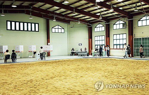 씨름장에서 투표하는 유권자들(성남=연합뉴스) 홍기원 기자 = 제21대 대통령선거 투표일인 3일 경기도 성남시 중원구 성남종합운동장 실내씨름장에 마련된 성남동 제2투표소에서 유권자들이 투표하고 있다. 2025.6.3 xanadu@yna.co.kr