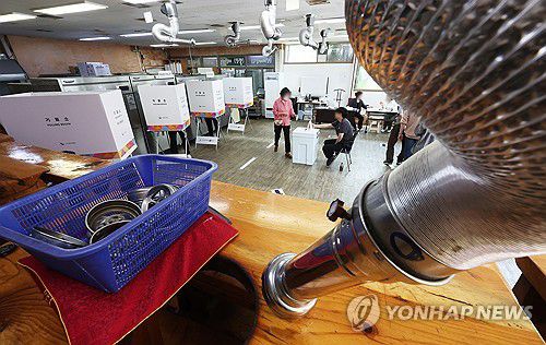 고깃집에서 대선 투표(광명=연합뉴스) 홍기원 기자 = 제21대 대통령선거 투표일인 3일 경기도 광명시 한 음식점에 마련된 소하2동 제4투표소에서 유권자들이 투표하고 있다. 2025.6.3 xanadu@yna.co.kr