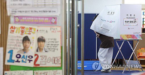 제21대 대통령은 누구(대구=연합뉴스) 윤관식 기자 = 제21대 대통령 선거일인 3일 대구 중구 동덕초등학교 1층 드라마실에 마련된 삼덕동 제2투표소에서 유권자들이 소중한 한표를 행사하고 있다. 2025.6.3 psik@yna.co.kr