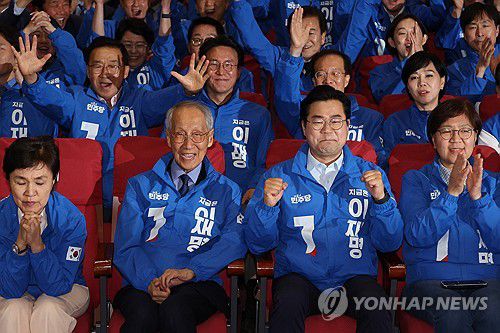 출구조사 결과에 기뻐하는 민주당(서울=연합뉴스) 김주성 기자 = 더불어민주당 윤여준·박찬대 상임 총괄선대위원장을 비롯한 공동선대위원장들이 3일 서울 여의도 국회 의원회관에 마련된 제21대 대통령선거 개표상황실에서 출구조사 결과 발표가 나오자 기뻐하고 있다. 2025.6.3 utzza@yna.co.kr