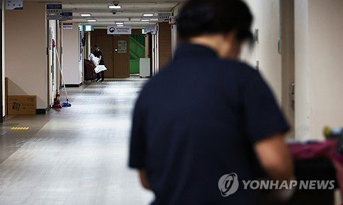 행안부 공무직 정년 만 65세로 연장 (서울=연합뉴스) 최재구 기자 = 21일 서울 종로구 정부서울청사에서 공무직근로자가 업무에 임하고 있다. 행정안전부는 행정안전부와 소속기관에서 근무하는 공무직 근로자의 정년이 만 60세에서 최대 만 65세로 연장하는 내용의 '행안부 공무직 등에 관한 운영 규정'을 최근 시행해 운영하고 있다고 20일 밝혔다.  2024.10.21 jjaeck9@yna.co.kr