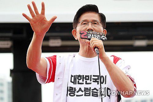 동대구역 광장 연설하는 김문수 후보(대구=연합뉴스) 류영석 기자 = 국민의힘 김문수 대선 후보가 제21대 대통령선거 선거일을 하루 앞둔 2일 동대구역 광장에서 시민들에게 지지를 호소하고 있다. 2025.6.2 [공동취재] ondol@yna.co.kr