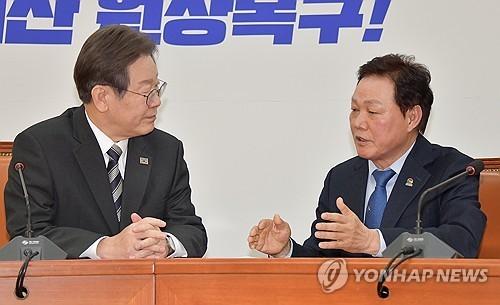 이재명 대통령과 박완수 경남지사박완수 경남지사(오른쪽)가 2023년 11월 국회를 찾아 당시 더불어민주당 대표였던 이재명 대통령(왼쪽)을 만나 우주항공청 특별법 통과에 협조를 요청하고 있다. [연합뉴스 자료사진]