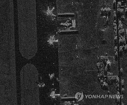 산산조각이 난 러시아 군용기들의 잔해(로이터=연합뉴스) 미국 위성기업 카펠라 스페이스가 2일(현지시간) 합성개구레이더(SAR·Synthetic Aperture Radar) 위성으로 촬영한 러시아 이르쿠츠크주 벨라야 공군기지에 러시아군 전략폭격기의 잔해로 보이는 물체가 널려 있는 모습. 2025.6.3