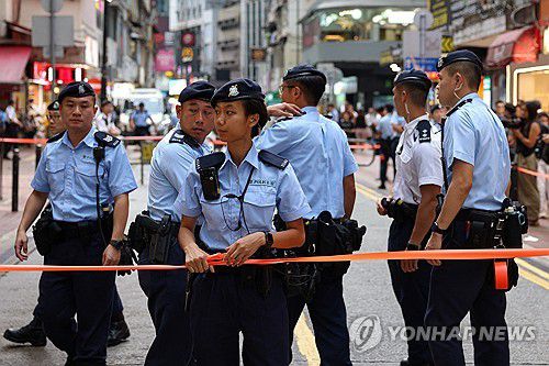 톈안먼 시위 36주년을 하루 앞둔 3일 빅토리아파크 일대에 배치된 홍콩 경찰 모습. [로이터=연합뉴스]