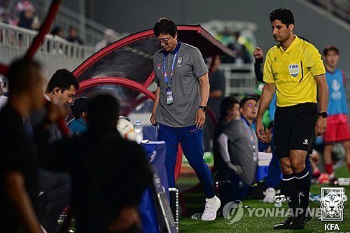퇴장당한 황선홍 감독(서울=연합뉴스) 26일(한국시간) 카타르 도하 압둘라 빈 칼리파 스타디움에서 열린 2024 아시아축구연맹(AFC) 23세 이하(U-23) 아시안컵 8강 한국과 인도네시아의 경기에서 퇴장당한 황선홍 감독이 경기장을 나서고 있다.     한국은 인도네시아와 2대2로 승부를 가리지 못한 뒤 승부차기에서 10-11로 패했다. 1988년 서울 올림픽부터 매번 본선 무대에 올랐던 한국은 이번 패배로 10회 연속 본선 진출이 무산됐다. 2024.4.26 [대한축구협회 제공. 재판매 및 DB 금지] photo@yna.co.kr