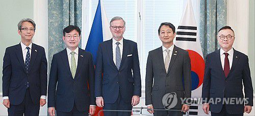 체코 총리 예방한 대통령 특사단(서울=연합뉴스) 홍해인 기자 = 우리 기업의 체코 신규 원전 건설 사업 우선협상자 선정과 관련해 파견된 대통령 특사단이 24일(현지시간) 체코 프라하에 위치한 총리실에서 페트로 피알라 체코 총리를 만나 윤석열 대통령의 감사 친서를 전달한 뒤 기념촬영을 하고 있다.      왼쪽부터 홍영기 주체코대사, 성태윤 대통령실 정책실장, 페트로 피알라 체코 총리, 안덕근 산업통상자원부 장관, 황주호 한국수력원자력 사장. 2024.7.24 [대통령실 제공. 재판매 및 DB 금지] hihong@yna.co.kr