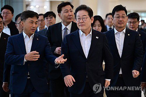 지난 4월 곽노정 SK하이닉스 CEO와 대화하는 이재명[연합뉴스 자료사진]