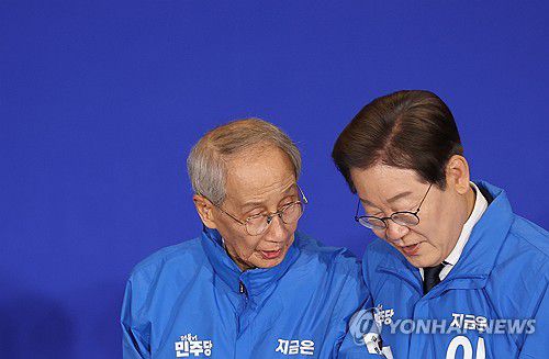 이재명과 윤여준(서울=연합뉴스) 박동주 기자 = 30일 서울 여의도 국회 의원회관에서 열린 더불어민주당 제21대 대통령선거 '진짜 대한민국' 중앙선거대책위원회 출범식에서 이재명 대선 후보와 윤여준 상임총괄선대위원장이 단상을 내려가고 있다. 2025.4.30 pdj6635@yna.co.kr