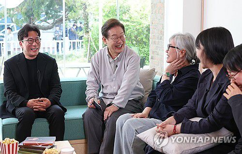 K-콘텐츠 산업 진흥 간담회 참석한 이재명(전주=연합뉴스) 류영석 기자 = 더불어민주당 이재명 대선 후보가 '골목골목 경청투어:국토종주편'에 나선 7일 전북 전주시 완산구의 한 카페에서 열린 K-콘텐츠 산업 진흥 간담회에서 참석자들과 대화하고 있다. 2025.5.7 [공동취재] ondol@yna.co.kr