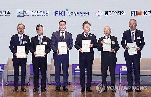 이재명 대통령 당선인이 지난달 8일 서울 중구 대한상공회의소에서 열린 대선후보 초청 경제5단체 간담회에서 경제5단체장들에게 정책 제언집을 전달 받은 후 기념촬영을 하고 있다.[국회사진기자단]