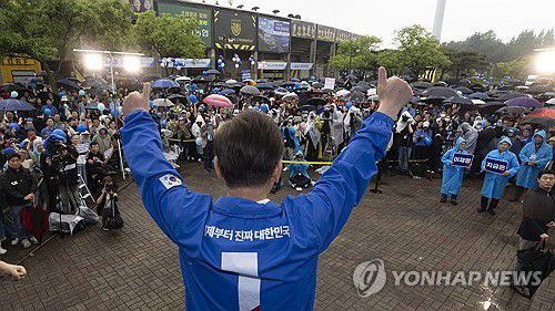 광양 유세에서 엄지 들어보이는 이재명 후보(광양=연합뉴스) 황광모 기자 = 더불어민주당 이재명 대선후보가 15일 전남 광양시 전남드래곤즈축구장 북문 앞에서 열린 유세에서 엄지를 들어 보이고 있다. 2025.5.15 hkmpooh@yna.co.kr