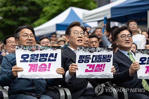 구호 외치는 이재명 후보(광주=연합뉴스) 황광모 기자 = 더불어민주당 이재명 대선후보가 17일 광주광역시 동구 금남로에서 열린 5ㆍ18 광주민주화운동 45주기 전야제에 참석해 손팻말을 들고 구호를 외치고 있다.     (왼쪽부터) 강기정 광주시장, 이 후보, 우원식 국회의장. 2025.5.17 [공동취재] hkmpooh@yna.co.kr