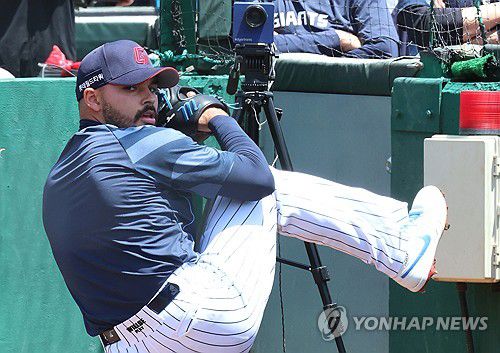 롯데, 반즈 대체 외인 알렉 감보아 불펜투구(부산=연합뉴스) 강선배 기자 = 18일 부산 사직야구장에서 프로야구 2025 신한 SOL 뱅크 KBO리그 삼성 라이온즈와 롯데 자이언츠의 경기를 앞두고 롯데의 새 강속구 좌완 외국인 투수 알렉 감보아가 불펜투구를 하고 있다. 2025.5.18 sbkang@yna.co.kr