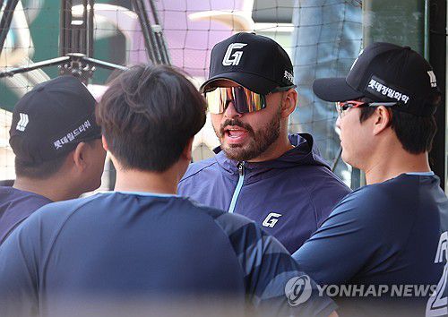 롯데 투수들과 이야기하는 감보아(부산=연합뉴스) 강선배 기자 = 18일 부산 사직야구장에서 열린 프로야구 2025 신한 SOL 뱅크 KBO리그 삼성 라이온즈와 롯데 자이언츠의 경기. 새 외국인 투수 감보아가 롯데 투수들과 이야기하고 있다. 2025.5.18 sbkang@yna.co.kr