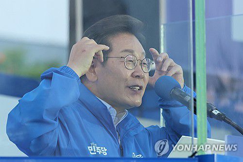 대선 당시 지지 호소하는 이재명 대통령대선 대통령이 대선 기간인 5월 30일 충북 충주시 충주체육관 시계탑광장에서 열린 유세에서 시민들에게 지지를 호소하고 있다. 2025.5.30 utzza@yna.co.kr