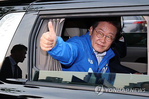 세종시민들에게 인사하는 이재명 후보(세종=연합뉴스) 김주성 기자 = 더불어민주당 이재명 대선 후보가 31일 세종특별자치시 나무그늘광장에서 유세를 마친 뒤 차창 밖으로 시민들에게 인사하고 있다. 2025.5.31 utzza@yna.co.kr