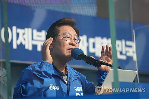 이재명 후보, 울산 시민들에게 지지 호소(울산=연합뉴스) 김주성 기자 = 더불어민주당 이재명 대선 후보가 막바지 '험지 공략'에 나선 1일 울산광역시 일산해수욕장 앞에서 시민들에게 지지를 호소하고 있다. 2025.6.1 [공동취재] utzza@yna.co.kr