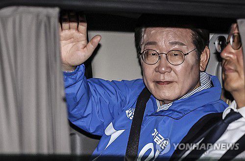 기다림의 시간으로 향하는 이재명 후보(서울=연합뉴스) 김주성 기자 = 더불어민주당 이재명 대선 후보가 선거를 하루 앞둔 2일 서울 여의도공원 마지막 유세를 마친 뒤 차량에 탑승한 뒤  손을 들어 인사하고 있다. 2025.6.2 utzza@yna.co.kr