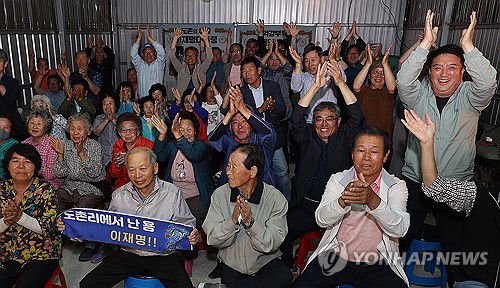 '도촌리에서 용났네'…환호하는 이재명 후보 고향 주민들(안동=연합뉴스) 윤관식 기자 = 3일 더불어민주당 이재명 대선 후보의 고향인 경북 안동시 예안면 도촌리의 경로당 창고에서 마을 주민들이 제21대 대통령 선거 출구조사 결과를 확인하고 환호하고 있다. 2025.6.3 psik@yna.co.kr