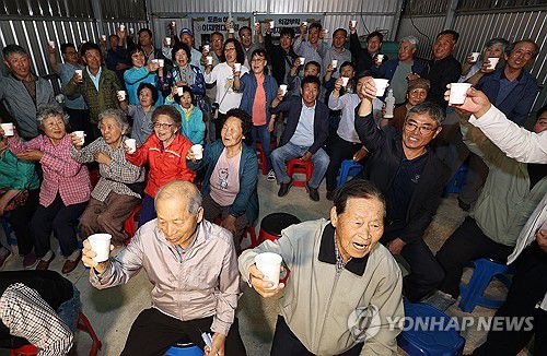 출구조사 결과에 건배하는 이재명 후보 고향 주민들(안동=연합뉴스) 윤관식 기자 = 3일 더불어민주당 이재명 대선 후보의 고향인 경북 안동시 예안면 도촌리의 경로당 창고에서 마을 주민들이 제21대 대통령 선거 출구조사 결과를 확인한 뒤 건배하고 있다. 2025.6.3 psik@yna.co.kr