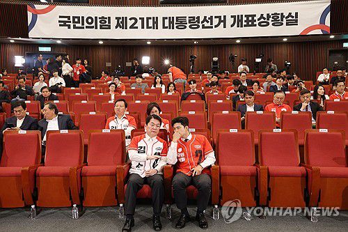 대화하는 김용태-안철수(서울=연합뉴스) 박동주 기자 = 국민의힘 김용태 비상대책위원장, 안철수 의원이 3일 서울 여의도 국회도서관에 마련된 국민의힘 제21대 대통령선거 개표상황실에서 출구조사 결과를 지켜보며 대화하고 있다. 2025.6.3 [공동취재] pdj6635@yna.co.kr