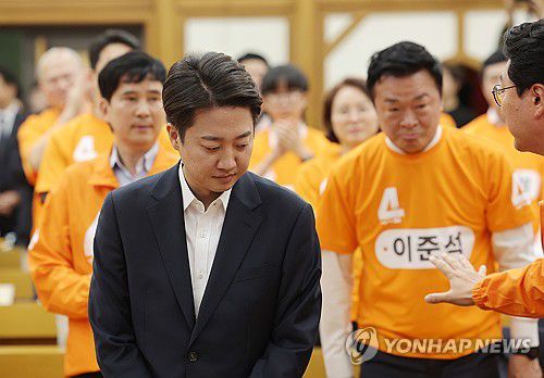 어두운 표정의 이준석 후보(서울=연합뉴스) 류영석 기자 = 개혁신당 이준석 대선 후보가 3일 방송 3사 출구조사 발표를 확인한 뒤 서울 국회 여의도 의원회관에 마련된 당 개표상황실에 도착하고 있다. 2025.6.3 ondol@yna.co.kr