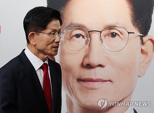 단상 내려가는 김문수 후보(서울=연합뉴스) 박동주 기자 = 국민의힘 김문수 대선 후보가 4일 서울 여의도 당사에서 열린 기자회견을 마친뒤 이동하고 있다. 2025.6.4 pdj6635@yna.co.kr