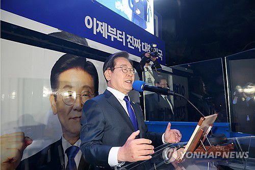 연설하는 이재명 후보(서울=연합뉴스) 김주성 기자 = 제21대 대통령 당선이 확실시되는 더불어민주당 이재명 대선 후보가 4일 서울 여의도 국회 인근에서 당 주최로 열린 국민개표방송 행사에 참석해 연설하고 있다. 2025.6.4 [공동취재] utzza@yna.co.kr