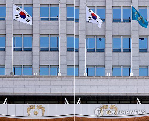 다시 게양된 대통령실 봉황기(서울=연합뉴스) 홍해인 기자 = 21대 이재명 대통령 임기가 시작된 4일 서울 용산 대통령실 청사 봉황기 게양 전(왼쪽)과 후 모습. 2025.6.4 hihong@yna.co.kr
