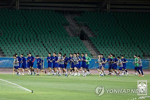 훈련하는 축구대표팀(서울=연합뉴스) 한국 축구대표팀이 3일(현지시간) 이라크 바스라 알 파이하 스타다움에서 훈련하고 있다. 축구대표팀은 6일 이라크를 상대로 2026 북중미 월드컵 아시아 3차 예선 B조 9차전을 치른다. 2025.6.4 [대한축구협회 제공. 재판매 및 DB 금지] photo@yna.co.kr