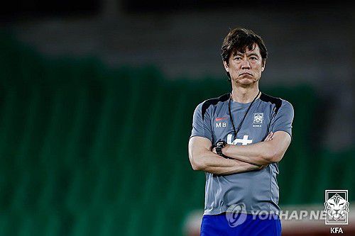 훈련 지켜보는 홍명보 감독(서울=연합뉴스) 한국 축구대표팀 홍명보 감독이 3일(현지시간) 이라크 바스라 알 파이하 스타다움에서 열린 훈련을 지켜보고 있다. 축구대표팀은 6일 이라크를 상대로 2026 북중미 월드컵 아시아 3차 예선 B조 9차전을 치른다. 2025.6.4 [대한축구협회 제공. 재판매 및 DB 금지] photo@yna.co.kr