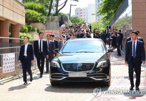 현충원 향하는 이재명 대통령 차량(인천=연합뉴스) 임순석 기자 = 이재명 대통령과 김혜경 여사를 태운 차량이 4일 인천 계양구 자택을 나서고 있다. 2025.6.4 soonseok02@yna.co.kr