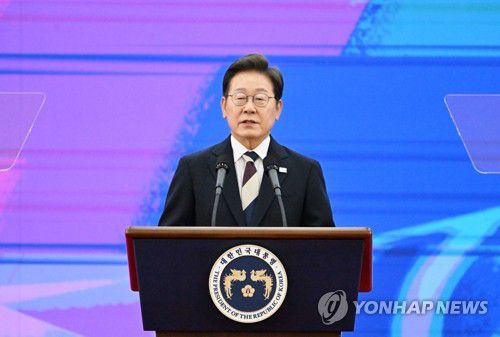 취임 연설하는 이재명 대통령(서울=연합뉴스) 이재명 대통령이 4일 서울 여의도 국회에서 열린 제21대 대통령 취임선서식에서 '국민께 드리는 말씀 ' 연설을 하고 있다. 2025.6.4 [국회사진기자단] photo@yna.co.kr